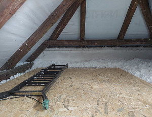 Zateplení stropu rodinného domu pomocí foukané izolace